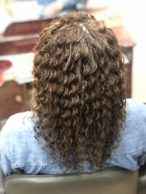 大人女子に似合うカーリーヘア・カーリーヘアで圧倒的存在感 宇都宮ツイストスパイラルパーマ