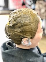 「カラーをすると頭皮がしみて困っていましたが、ヘナは安心して続けられます」