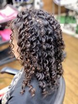 「その髪型、もう飽きてない?」 いつものパーマに“ひとねじり”加えるだけで、 一気に印象が変わる