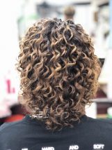 「その髪型、もう飽きてない？」 いつものパーマに“ひとねじり”加えるだけで、 一気に印象が変わる