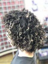 「その髪型、もう飽きてない？」 いつものパーマに“ひとねじり”加えるだけで、