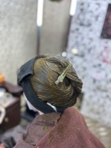 ヘナ染めってどんなもの？髪にやさしい白髪染めを、やさしく解説 「髪や頭皮にやさしい染め方がしたい」「白髪染めで髪がキシキシするのがイヤ」。そんなお悩みから、いま「ヘナ」が注目されています。ヘナは自然の植物からできた染料です。でも、良いところだけでなく、知っておきたい注意点もあります。この記事では、ヘナの基本から選び方まで、むずかしい言葉を使わずにお話しします。 ヘナってなに？ ヘナは、「ヘンナ」という植物の葉をかわかして、粉にしたものです。昔からインドや中近東で、髪を染めたり、肌に絵を描いたり、髪のお手入れに使われてきました。 ヘナの葉には、赤いオレンジ色の色のもとが入っています。この色のもとが、髪の主な材料である「たんぱく質」にくっつくことで、髪がオレンジ〜赤茶色に染まります。 ふつうのカラーとのちがい ふつうのヘアカラーは、薬の力で髪の中の色を抜きながら、新しい色を入れていきます。そのため、好きな色に自由に変えられる反面、髪にダメージが出ることがあります。 ヘナは、髪の表面をおおうように色をつけていきます。髪の色を抜くわけではないので、傷みを気にしにくいのが特ちょうです。仕上がりは、自然なやわらかい色合いになります。 ヘナの「いいところ」 ① 髪をいたわりながら染められる 色を抜かないので、髪へのダメージがほとんどないとされています。ヘナの成分が髪を包み、ハリやコシを出してくれる「お手入れ効果」もあります。 ② 髪のボリュームが気になる方にも 年齢とともに髪が細くなったり、パサついたりしても、ヘナで髪にハリが出ることが期待できます。 ③ 頭皮をスッキリ整える ヘナには肌をキュッと引きしめる働きがあり、余分な皮脂や汚れを取るお手伝いもします。元気な髪は、元気な頭皮から育ちます。 ④ ふつうのカラーが合わなかった方の選択肢に ふつうの白髪染めで、かゆみや赤みが出たことがある方でも、混ぜものがない天然100％のヘナなら楽しめる場合があります。ただし、全員が大丈夫というわけではありません（くわしくは後ほど）。 知っておきたい「気をつけること」 ① 髪を明るくはできない ヘナには、黒髪を明るくする力がありません。黒い髪はそのままで、白髪の部分がオレンジや赤茶色になります。「全体をふんわり明るくしたい」という方には向きません。 ② 色の選びはばが少ない 天然の色なので、出せるのは暗めのオレンジ〜茶色系が中心です。 ③ におい・時間 草のようなにおいが数日残ることがあります。また、しっかり色を出すために、ふつうのカラーよりおく時間が長くなります。 ④ あとから色を変えにくい ヘナで染めた髪は、あとから明るくしたり、ほかのカラーで色を大きく変えたりするのがむずかしくなります。始める前に、よく考えておきましょう。 ⑤ 染まり方に差が出る 髪質やその日の状態によって、仕上がりが少しちがうことがあります。 失敗しないヘナの選び方 ヘナの商品はたくさんあり、品質はさまざまです。「天然100％」と書いてあっても、中に別の染料がまざっていたり、ゴミが多かったりするものもあると言われています。次の4つをチェックしましょう。 販売してよい商品か：日本で販売が認められた商品かどうかを確認します。雑貨として売られているものは、染める商品としての安全性がしっかり確かめられていない場合があります。 成分表示：「ヘンナ（ヘナ）」だけ、または「インディゴ」が入っているかを見ます。 作り方がわかるか：どこで作られ、どんな工程なのかが公開されているか確認します。 鮮度：光を通さない袋で、しっかり密閉されているかを見ます。 「天然だから安心」とは言い切れません ヘナは植物なので、人によってはアレルギーが出ることがあります。とくに花粉症や植物アレルギーのある方は注意が必要です。 そこで大切なのがパッチテストです。初めての商品はもちろん、前に使ったことがある商品でも、使うたびに行ってください。 腕の内側に、ヘナを少しだけぬる そのまま48時間待つ 赤み・かゆみなどが出ていなければ、染めはじめる 染めている途中でかゆみ・赤み・違和感が出たら、すぐに使うのをやめて、洗い流しましょう。 プロにまかせると、こんなに安心 ヘナはおうちでもできますが、じつは意外とむずかしいものです。ぬる量や、おく時間が少しちがうだけで、仕上がりが変わります。地肌までしっかりぬるのも、自分ではむずかしく、ムラや色の浅さの原因になります。 美容室なら、次のようなサポートが受けられます。 ぬり方：根元から均一にぬって、ムラを防ぐ カウンセリング：髪質やアレルギーの有無を聞いたうえで、合う方法を提案 おく時間：髪の状態に合わせて、ちょうどよい時間を見きわめる アフターケア：染めたあとのお手入れや、次に来るタイミングをアドバイス はじめてヘナに挑戦する方や、アレルギーなどで髪と頭皮を一番に守りたい方にとって、プロに相談できるのは心強いはずです。 まとめ ヘナは、髪を「大きく変える」ものではなく、「守りながら育てる」ためのお手入れ方法です。向いているのは、髪や頭皮をいたわりたい方、自然な色合いが好きな方、ふつうのカラーで傷みが気になる方です。 一方で、明るい色にしたい方には向きません。まずは信頼できる商品を選び、パッチテストをして、無理なく取り入れてみてください。わからないことは、気軽にサロンで相談しましょう。